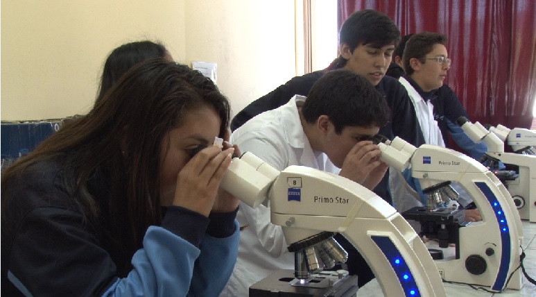 La UV abre laboratorios para difundir ciencia entre los escolares