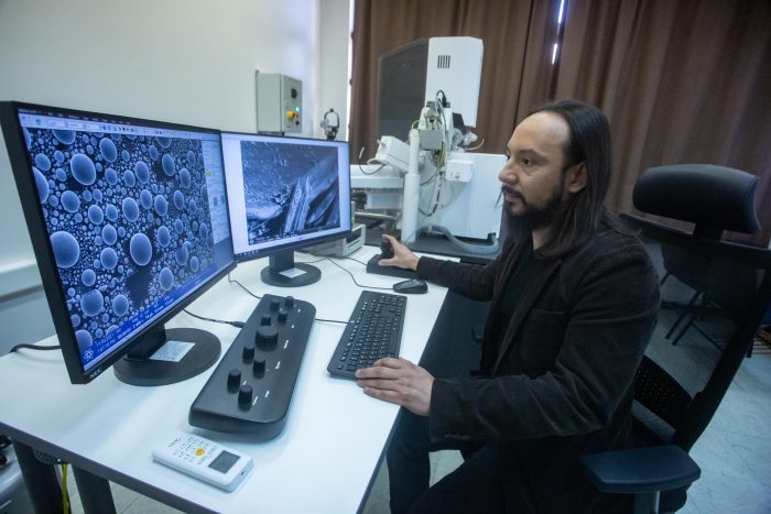 UV inaugura microscopio capaz de ampliar una imagen 2,5 millones de veces
