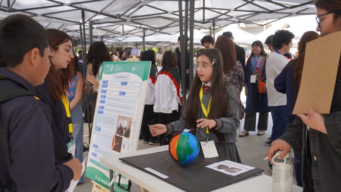 Destacan proyectos de estudiantes de la provincia de Valparaíso en masiva feria científica